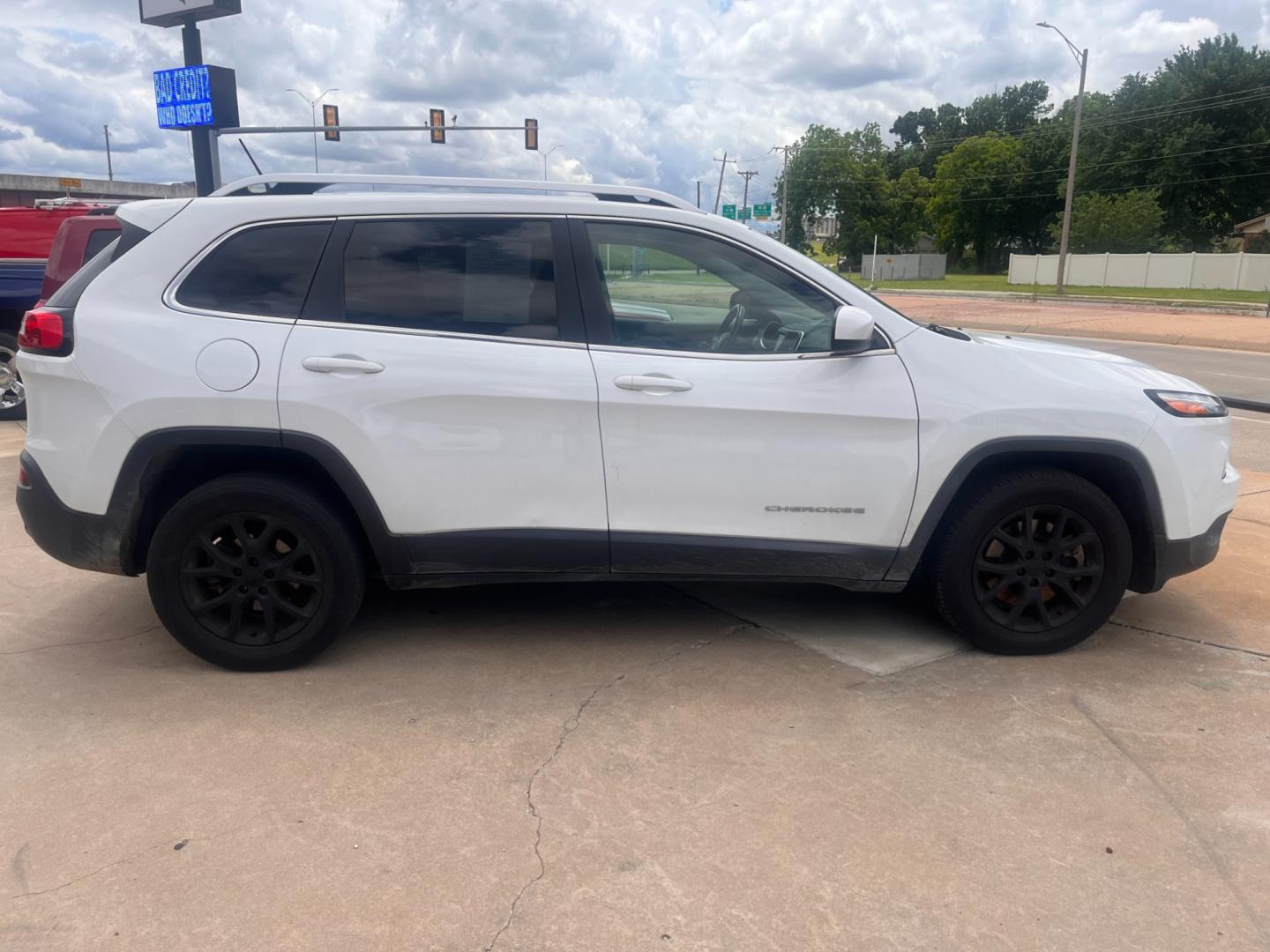 2015 WHITE JEEP CHEROKEE LATITUDE Latitude FWD (1C4PJLCB3FW) with an 2.4L L4 DOHC 16V engine, 9-Speed Automatic transmission, located at 8101 E. Skelly Dr., Tulsa, OK, 74129, (918) 592-3593, 36.121891, -95.888802 - Photo#2